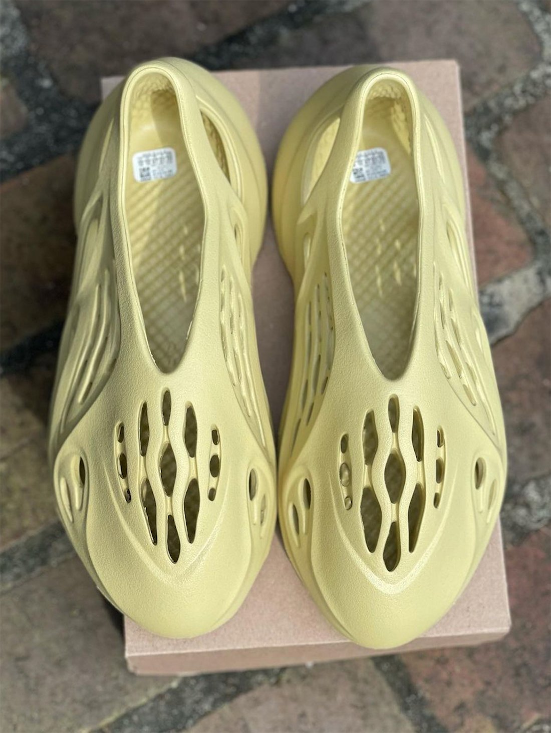 adidas Yeezy Foam Runner Sulfur GV6775 GV6775 Date