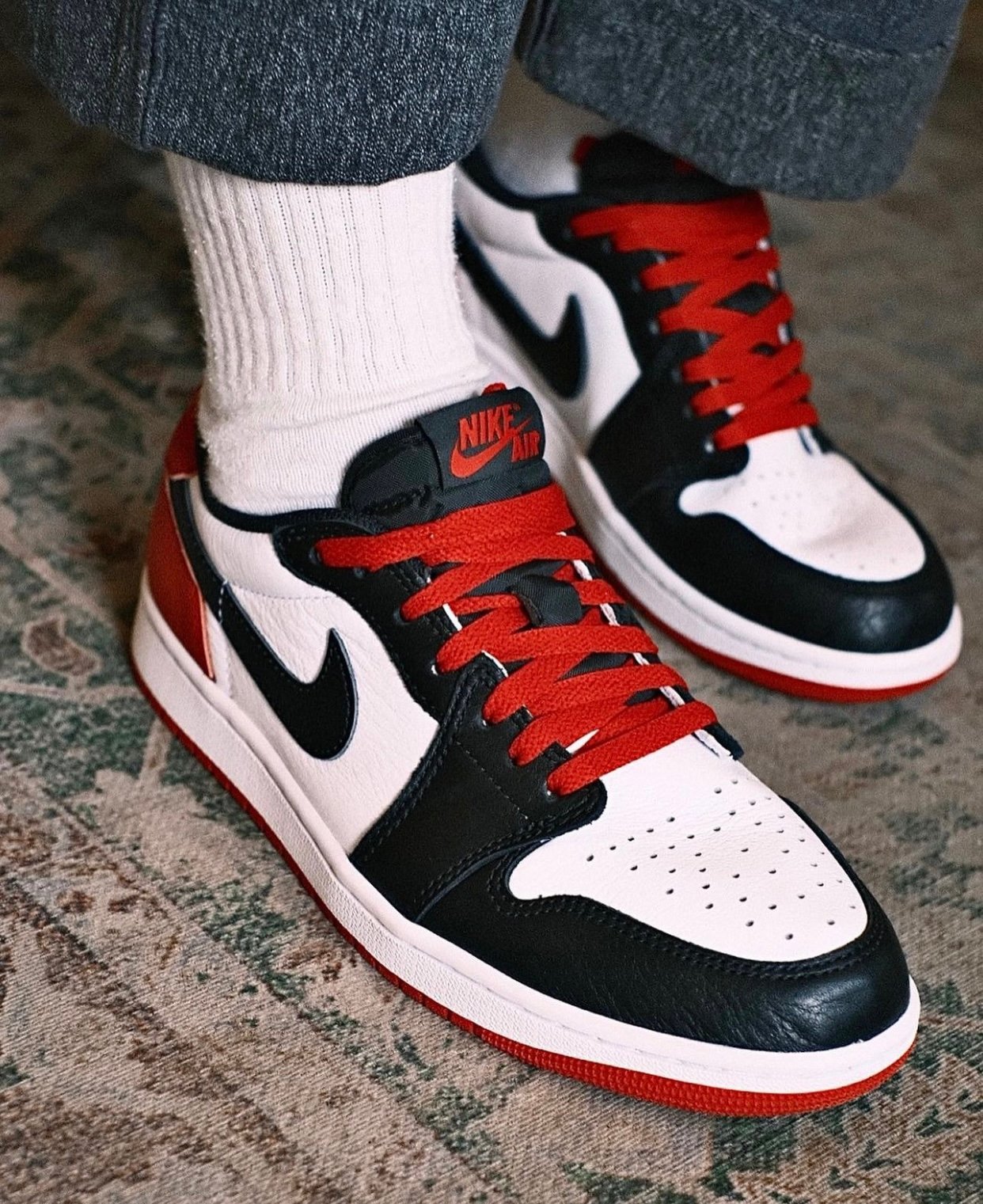 jordan 1 low red black toe
