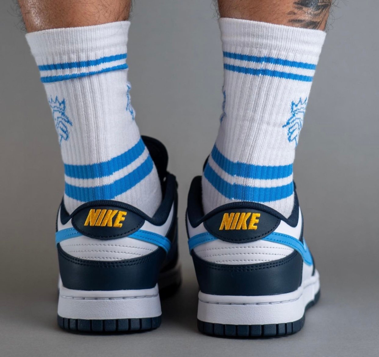 Nike Dunk Low Blanche Marine Bleu Université FN7800-400 On-Feet